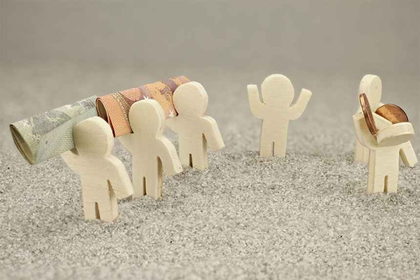 Foto: Kleine Figuren mit Geldscheinen und Münzen