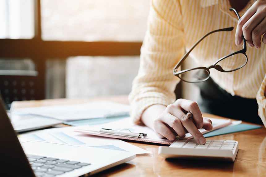 Foto: Person berechnet Werte